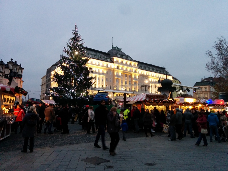 Karácsonyi vásár a Hviezdoslavovo námestie-ben